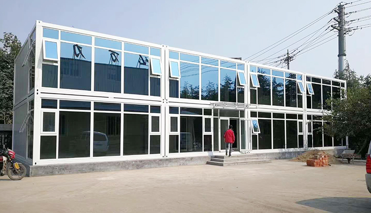 <b>国产航母舰体疑似重新刷漆 甲板仍摆放活动板房</b> <b>国产航母舰体疑似重新刷漆 甲板仍摆放活动板房</b>