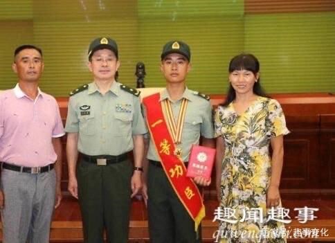 <b>2分钟救4人的95后战士荣获一等功【活动板房】</b> <b>2分钟救4人的95后战士荣获一等功【活动板房】</b>